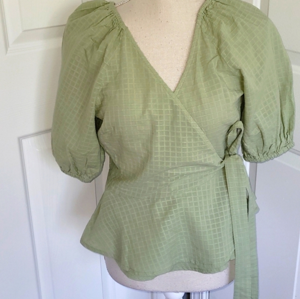 Universal Thread Wrap Top Size Medium